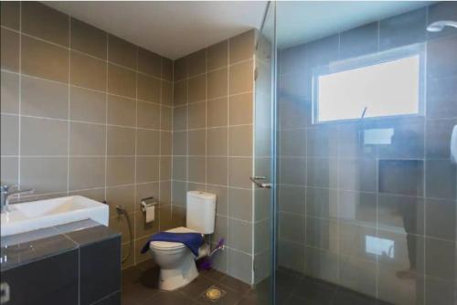 哥打京那巴鲁KK studio [B]/2 Queen Bed/ Netflix/Free Parking的浴室配有卫生间、盥洗盆和淋浴。