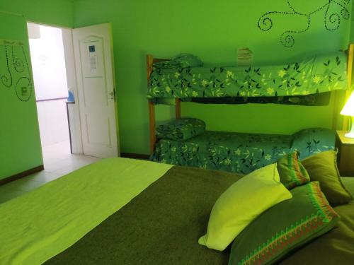 皮拉米德斯港COMPLEJO ALOHA的绿色卧室配有床和沙发