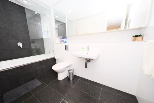 悉尼Superb 1 bed apartment in Syd CBD Darling Harbour的一间带水槽和卫生间的浴室
