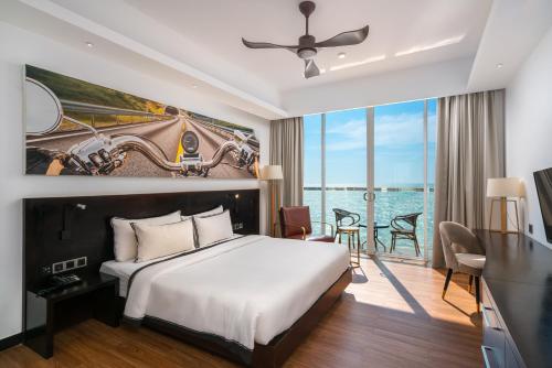 尼甘布Regal Réseau Hotel & Spa的酒店客房设有一张床,享有海景。