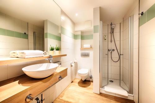 巴尔莱本萨克森 - 安哈特酒店酒店的一间带水槽和淋浴的浴室