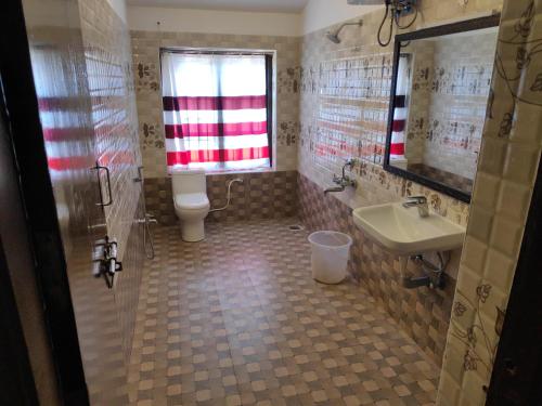 埃尔加德Premier Inn的一间带卫生间、水槽和窗户的浴室