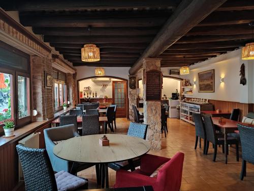 滨海托萨卡普多尔酒店的一间带桌椅的餐厅和一间厨房