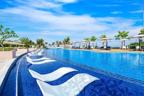 名户Oriental Hotel Okinawa Resort & Spa的度假酒店的游泳池