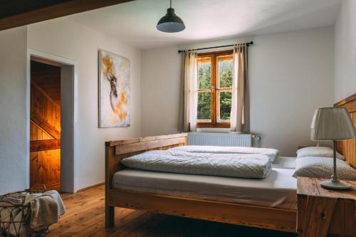 卢瑟Villa Šumik- Peaceful Hideaway的一间卧室设有一张床和一个窗口