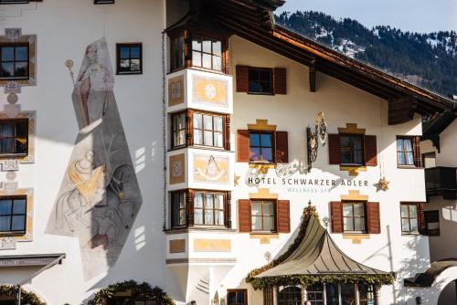 基茨比厄尔Schwarzer Adler Kitzbühel - Adults Only的建筑的侧面有时钟