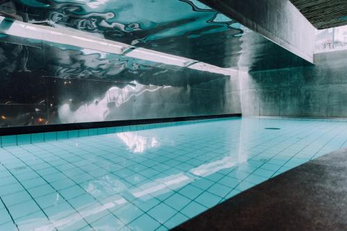 基茨比厄尔Schwarzer Adler Kitzbühel - Adults Only的一座带喷泉的室内游泳池