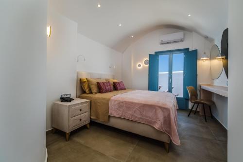 Aegean Blue Suites客房内的一张或多张床位