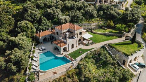 干尼亚Your-Villa, Villas in Crete的享有大厦空中美景,设有游泳池
