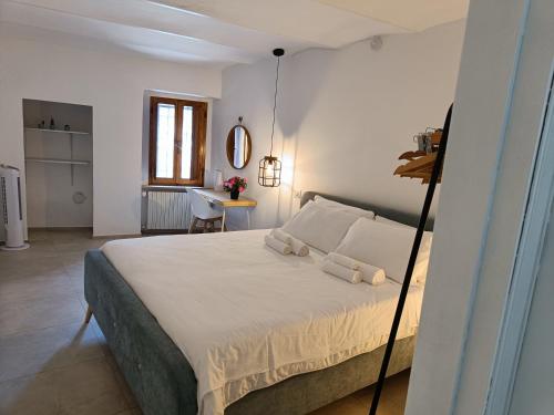 佩鲁贾I Capricci di Florian的一间卧室,卧室内配有一张大床