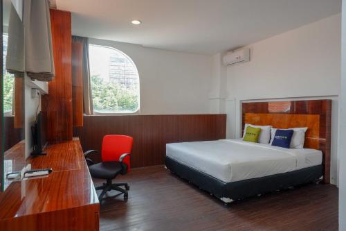 Urbanview Hotel Artama Simpang Lima by RedDoorz客房内的一张或多张床位