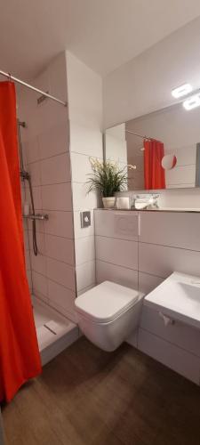 库克斯港黛琪格拉芙酒店的白色的浴室设有卫生间和水槽。