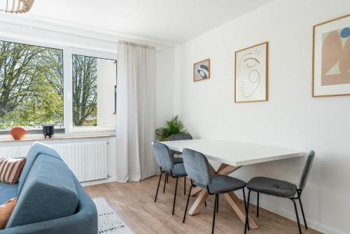 希尔德斯海姆FLATLIGHT - Shiny Apartment - Balcony - Central - Kitchen的白色的客厅配有桌椅