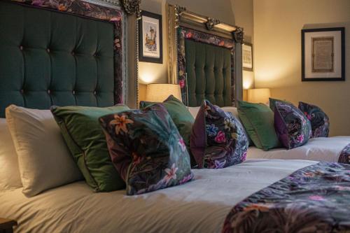 戈德尔明The Kings Arms and Royal Hotel, Godalming, Surrey的一间卧室配有带枕头的床