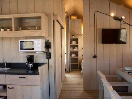 科隆布雷斯Camping Colombres的厨房配有柜台和微波炉。