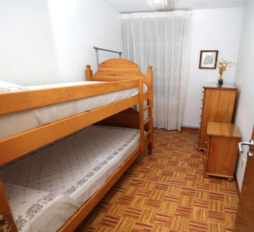 维拉加尔西亚·德·阿劳萨Rosaleda的铺有木地板的客房内设有两张双层床。