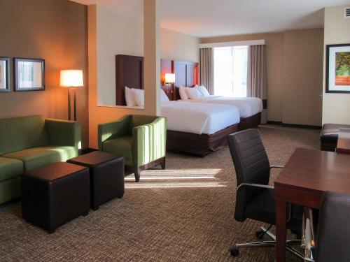 萨默维尔Comfort Suites的酒店客房带一张床、一张桌子和椅子