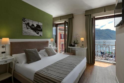 梅纳焦加尼酒店的一间带大床的卧室和一个阳台