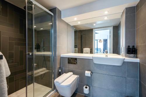 约克Roomzzz York City的浴室配有卫生间、盥洗盆和淋浴。