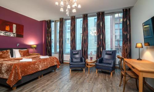 斯德哥尔摩Thon Partner Hotel Kungsbron的一间卧室配有一张床、两把椅子和一张桌子