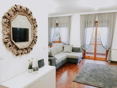 罗马My ROMAN DREAM的客厅配有白色沙发和镜子