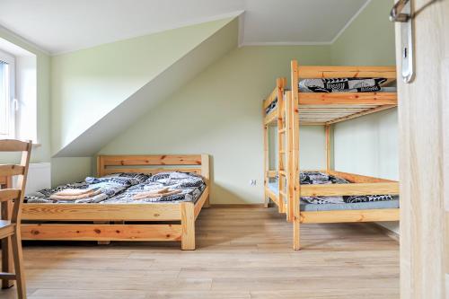 斯诺科Farma Serock的楼梯间设有两张双层床