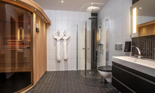斯德哥尔摩Thon Partner Hotel Kungsbron的带淋浴、卫生间和盥洗盆的浴室