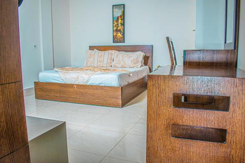 布拉柴维尔Hotel Murex的一间卧室配有一张床和一张书桌