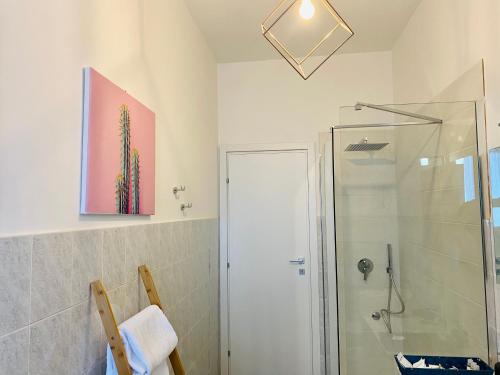 克罗托内VISTA MARE的带淋浴和玻璃淋浴间的浴室