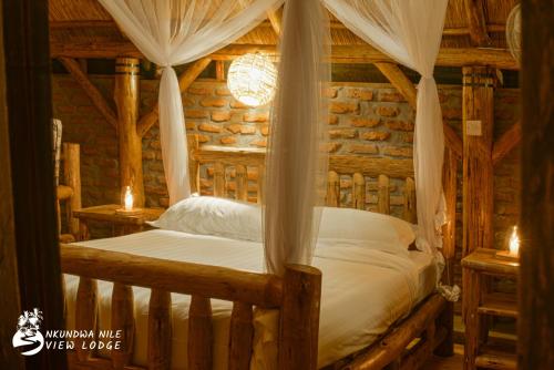 WansekoNKUNDWA NILE VIEW LODGE的小木屋内一间卧室,配有一张床