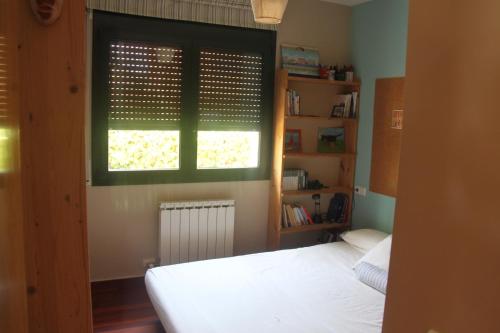 巴利-略夫雷加Dolcesa的卧室配有白色的床和窗户。