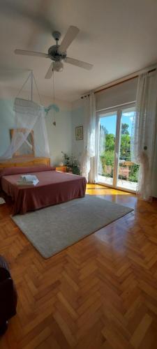 杜伊诺Villa Mira Bed and Breakfast的一间卧室设有一张床和一个大窗户