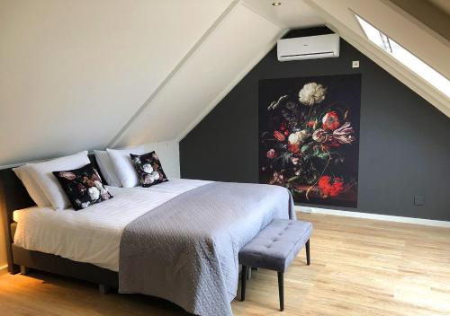 奥门Erf Hesse - holiday home的一间卧室配有一张壁画床