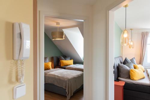 开姆尼茨Bauhaus Apartment - Netflix & Wifi的一间带两张床的卧室和楼梯间