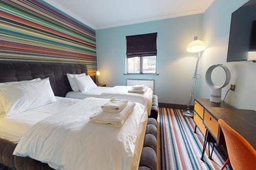 梅德斯通梅德斯通乡村酒店的酒店客房,设有两张床和镜子