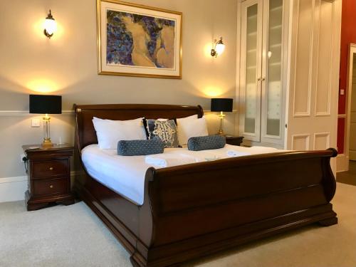 爱丁堡Escape To Edinburgh @ Albyn Place的一间卧室配有一张带2个床头柜和2盏灯的床。