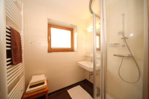 斯拉德明Appartement Kristall的带淋浴和盥洗盆的白色浴室