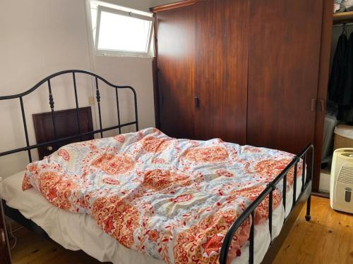 奥尔塔Relaxing house by the beach - Casa Rosa的卧室里一张床上的鲜花毯子
