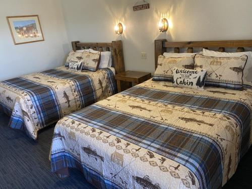 奥加拉拉South Platte Cabins & Kennels的一间酒店客房,房间内设有两张床