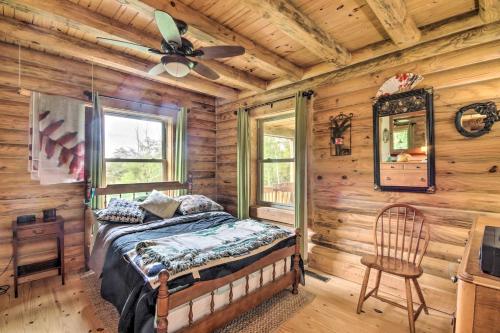 弗兰特罗亚尔Shenandoah Valley Home - 9 Mi to Natl Park!的一间卧室配有一张床和吊扇