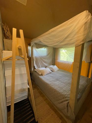 亚贝克Glamour Glamping at little beach的一间卧室设有两张双层床和一扇窗户。