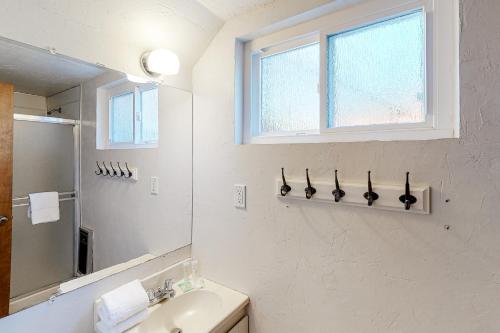 巴斯莱克Rustic Cabin的白色的浴室设有水槽和镜子