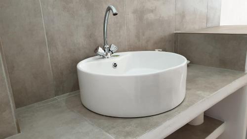 佩里沃罗ILIADA-ODYSSEAS RESORT的浴室内一个位于柜台上的白色浴缸
