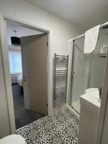 HordenThe Villas holiday homes的带淋浴、卫生间和盥洗盆的浴室