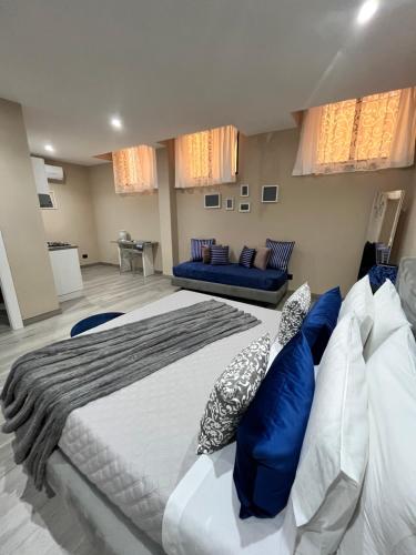 泰尔米尼伊梅雷塞CB Rooms的一间卧室配有一张带蓝色枕头的大床