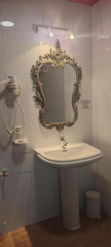 Sotillo del RincónHotel Rural Remanso的浴室设有水槽和墙上的镜子