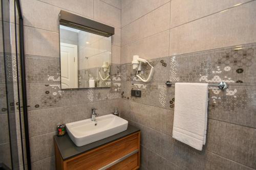 费特希耶Duygu Apart spellbinding sea views的一间带水槽和镜子的浴室