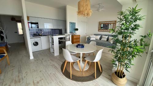 波尔蒂芒Algarve's Best Sea View的厨房以及带桌椅的起居室。