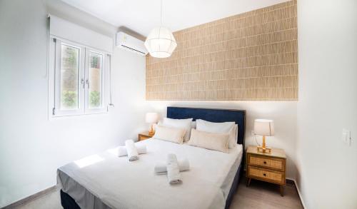 伊罗达Elounda Dream House 2的一间卧室配有一张大床和两条白色毛巾