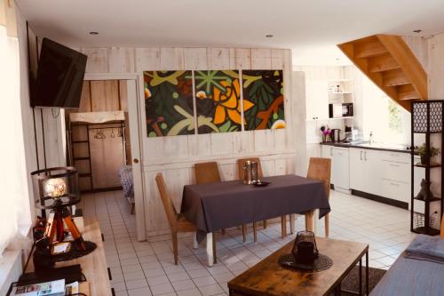 热拉梅Duplex, 2 Sdb, 2 chambres, dans une impasse en centre-ville的一间带桌子的客厅和一间厨房